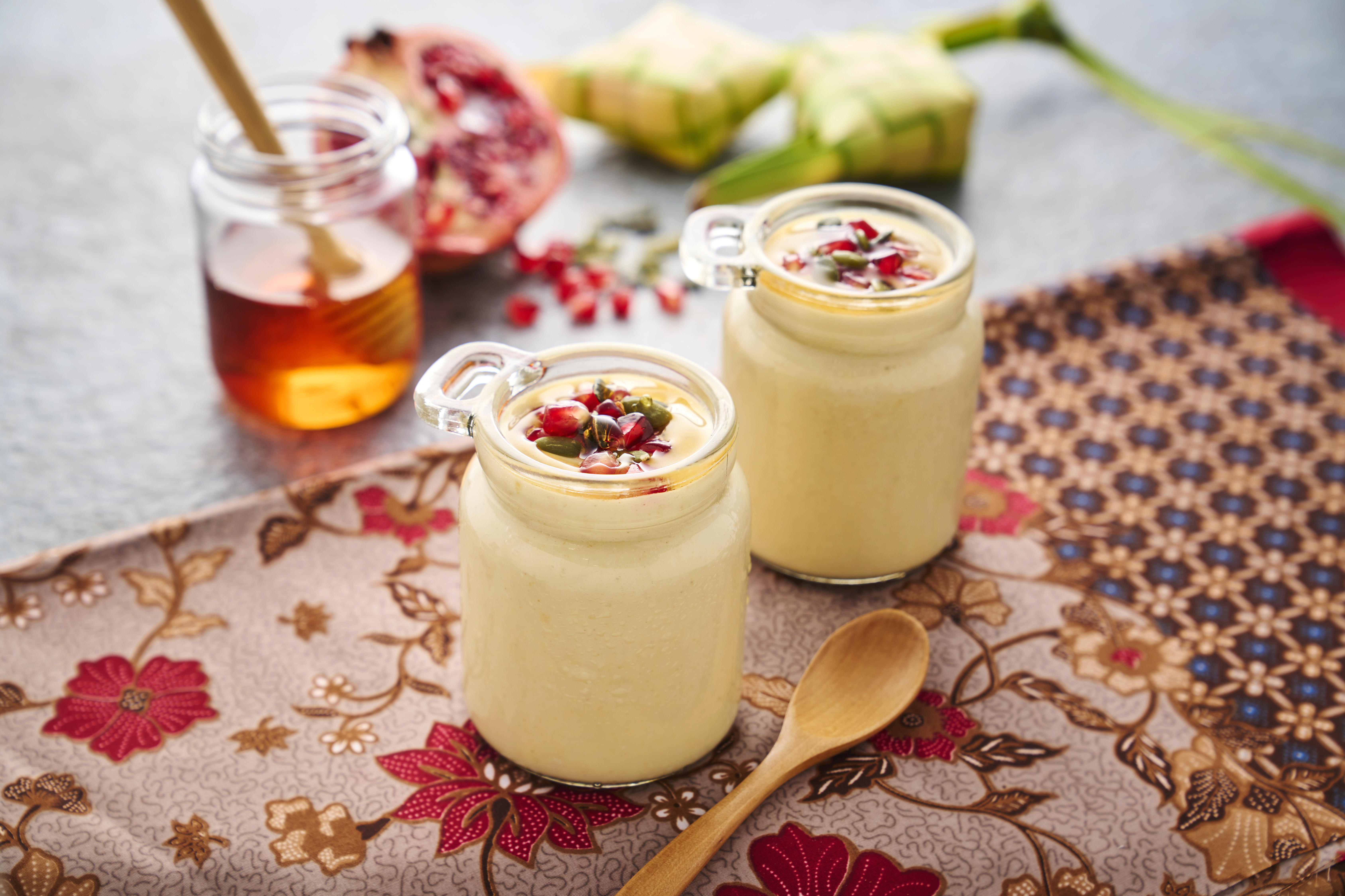 Dua gelas Horlicks Yogurt dan Madu